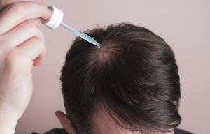 スポイトで頭頂部に液体ヘアトリートメントを塗布。