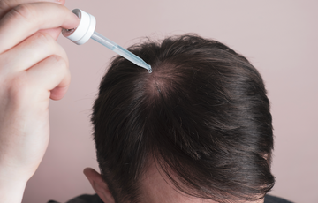 スポイトで頭頂部に液体ヘアトリートメントを塗布。