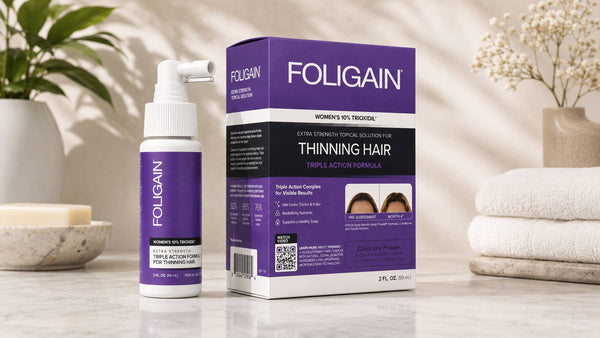 FOLIGAIN女性用TRIOXIDIL 10%外用トリートメントのボトルと箱。