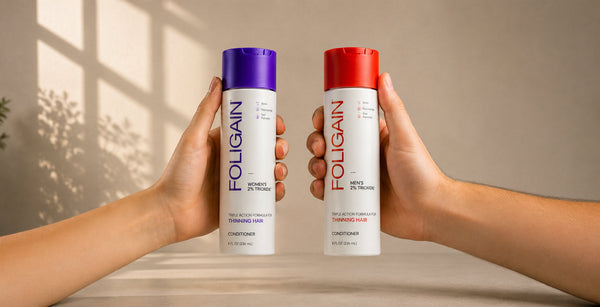TRIOXIDIL 2%配合のFOLIGAIN男性用と女性用コンディショナーを持つ両手。