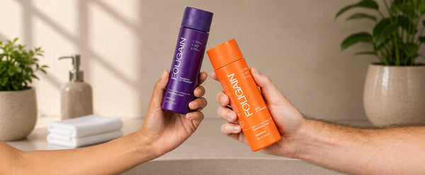 FOLIGAINの男性用と女性用のトリプルアクションシャンプーのボトルを持つ両手。