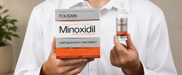 FOLIGAINミノキシジル5%のボトルと3か月分パックの箱を持つ両手。