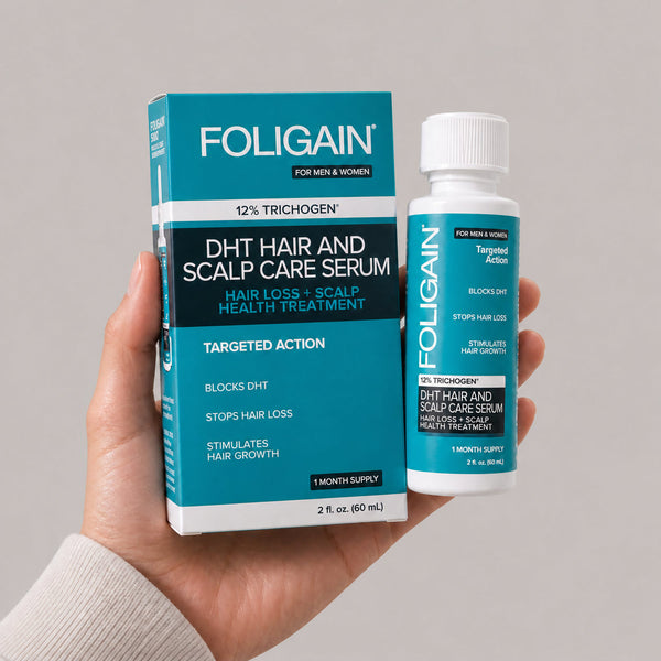 60 mLのFOLIGAIN DHTヘア＆スカルプケアセラムのボトルと箱を持つ手。
