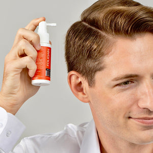 生え際に沿ってFOLIGAIN TRIOXIDIL外用トリートメントを塗る男性