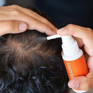 髪を分けた頭皮に直接塗布されるFOLIGAIN TRIOXIDIL外用トリートメント